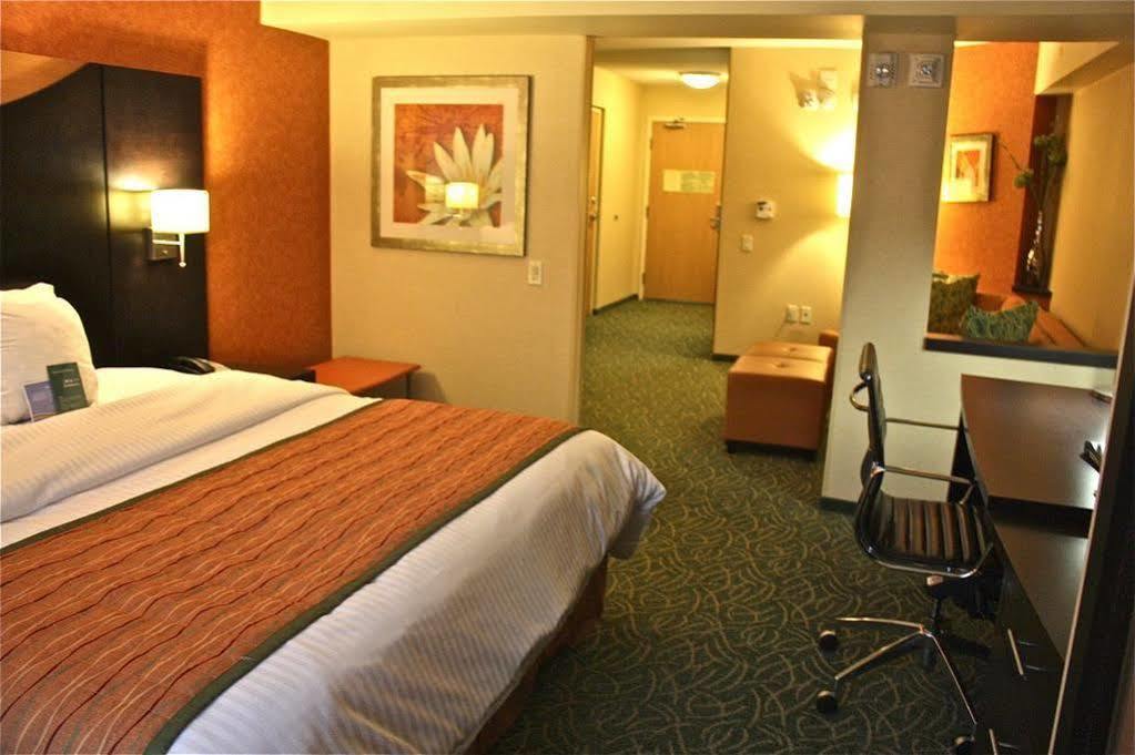 Fairfield Inn & Suites By Marriott גואלף מראה חיצוני תמונה