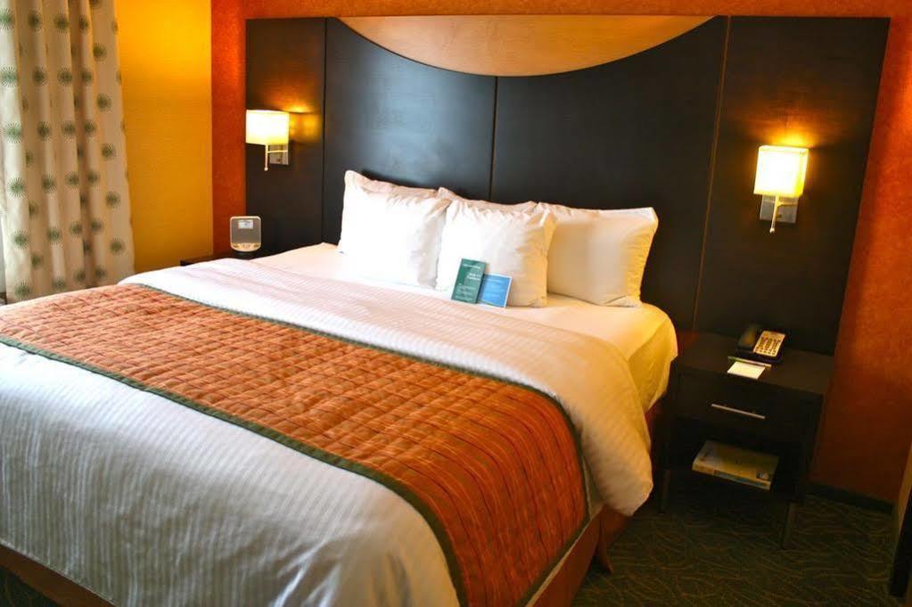Fairfield Inn & Suites By Marriott גואלף מראה חיצוני תמונה