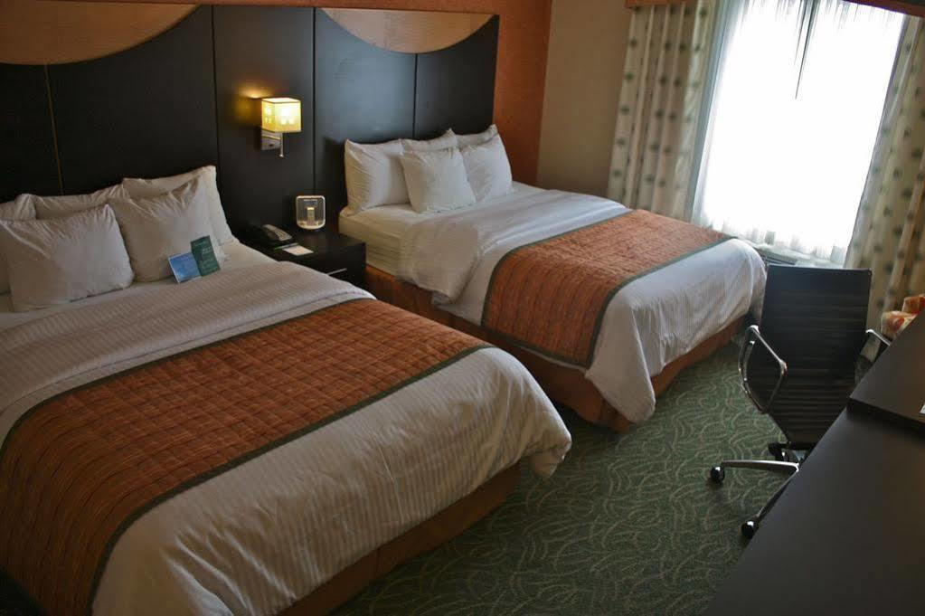 Fairfield Inn & Suites By Marriott גואלף מראה חיצוני תמונה